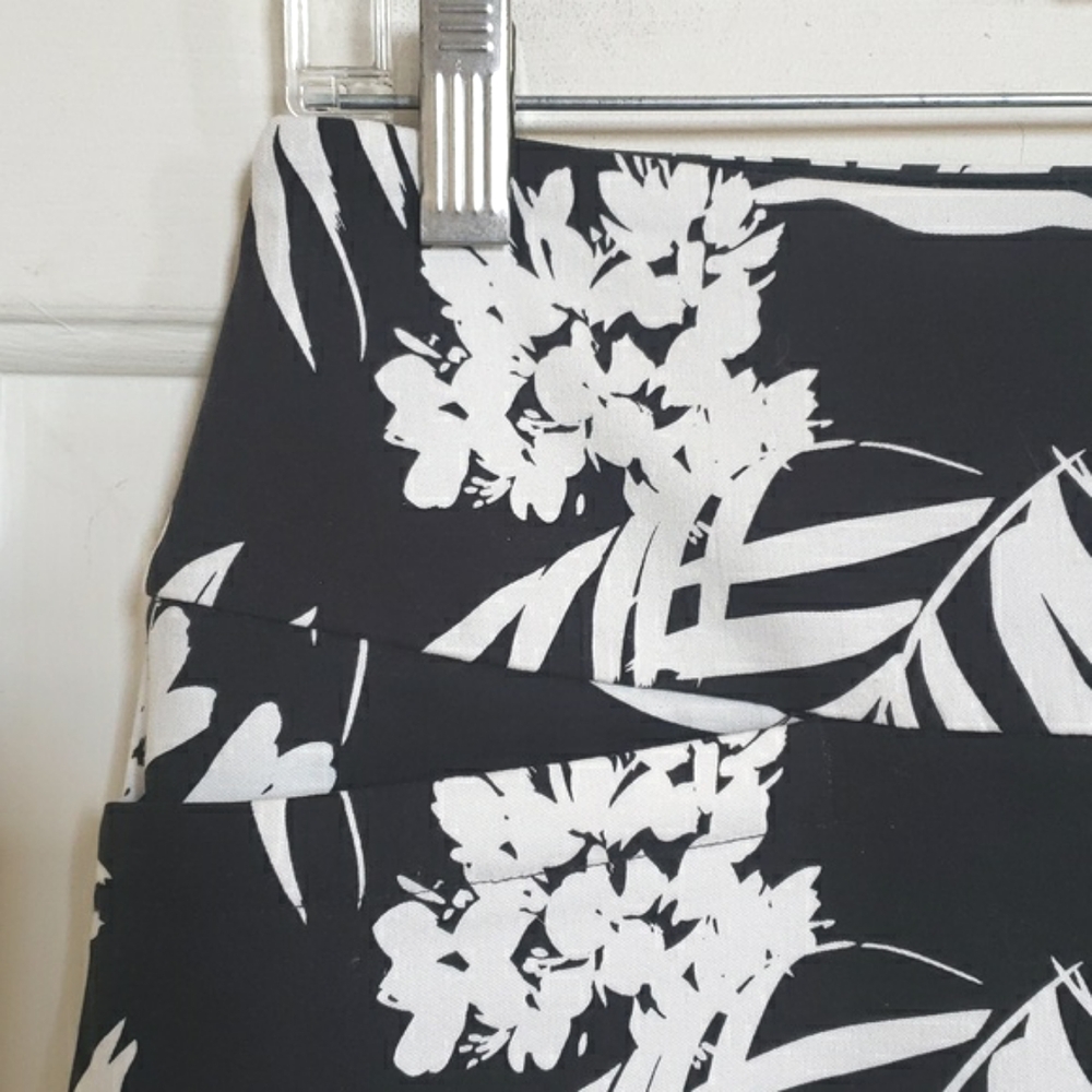 S.C. & CO. Black & White Floral Athletic Skort – Size SMALL - Picture 7 of 12